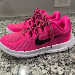Girls size 1Y Pink Nikes